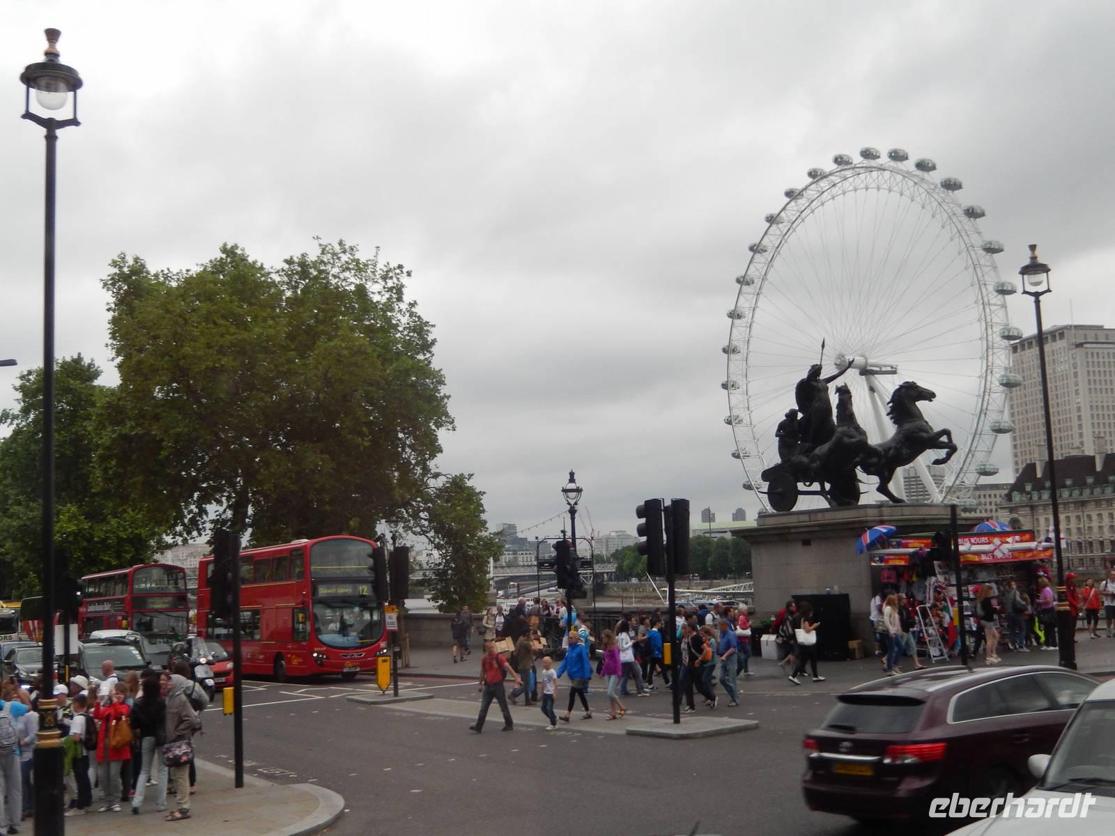 Alte Skulptur, neues Riesenrad - so ist London