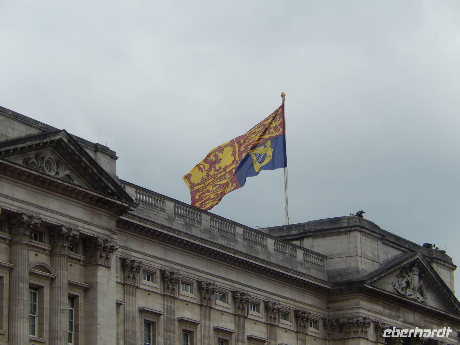 Die große Flagge... die Queen weilt im Buckingham Palace