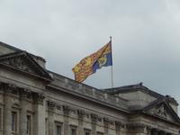 Die große Flagge... die Queen weilt im Buckingham Palace