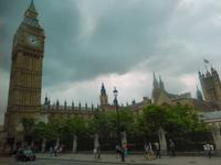 Wolken ziehen sich zusammen über dem Westminster Palace