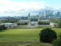 Blick über das Maritime Museum Greenwich hinüber zu den Docklands von London.