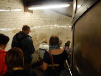 Hinab in den Fußgängertunnel und unter die Themse