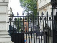 Blick zur abgesperrten Downing Street Nr. 10