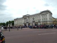 Man sammelt sich zur Wachablösung am Buckingham Palace