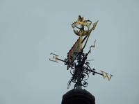 Krone und Windrose über dem Tower