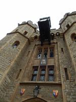 Gefährlich hängt die Uhr über dem Juwelenzugang