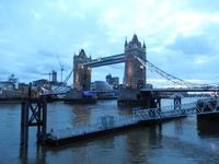Tower Bridge vor dem Hotel am Abend - beleuchtet