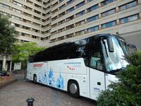 Der Bus am Abreise-Morgen vor dem Guoman Tower Hotel