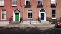 Jedes Haus ist gleich - nur die Türen sehen anders aus. Dublin.
