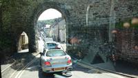 Manche Straßen in Wales sind schon recht eng... gerade für einen Bus!