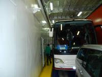 Eng geht es zu auf dem Parkdeck der Fähre