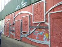 Viele verewigten sich an der Mauer. Der Dalai Lama, Clinton usw... Doch sie steht noch.