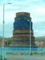 Die Palettentürme fürs Protestfeuer werden immer höher