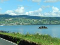 Inseln und blaues Wasser in Nordirland