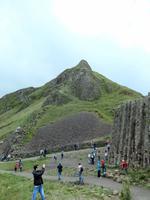 Gewaltige Berge, Basaltsäulen und viel Grün - Giant's Causeway