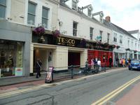 Tesco in Schwarz-Gold in Sligo