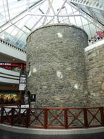Alter Turm im neuen Haus in Galway