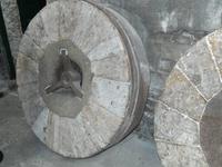 Große Mahlsteine für guten Whisky