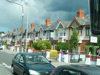 Typisch irische Reihenhäuser kurz vor Dublin