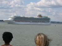 Kreuzfahrtschiff passiert