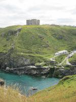 Blick vom Burgberg auf Hafenbucht und Luxus-Hotel