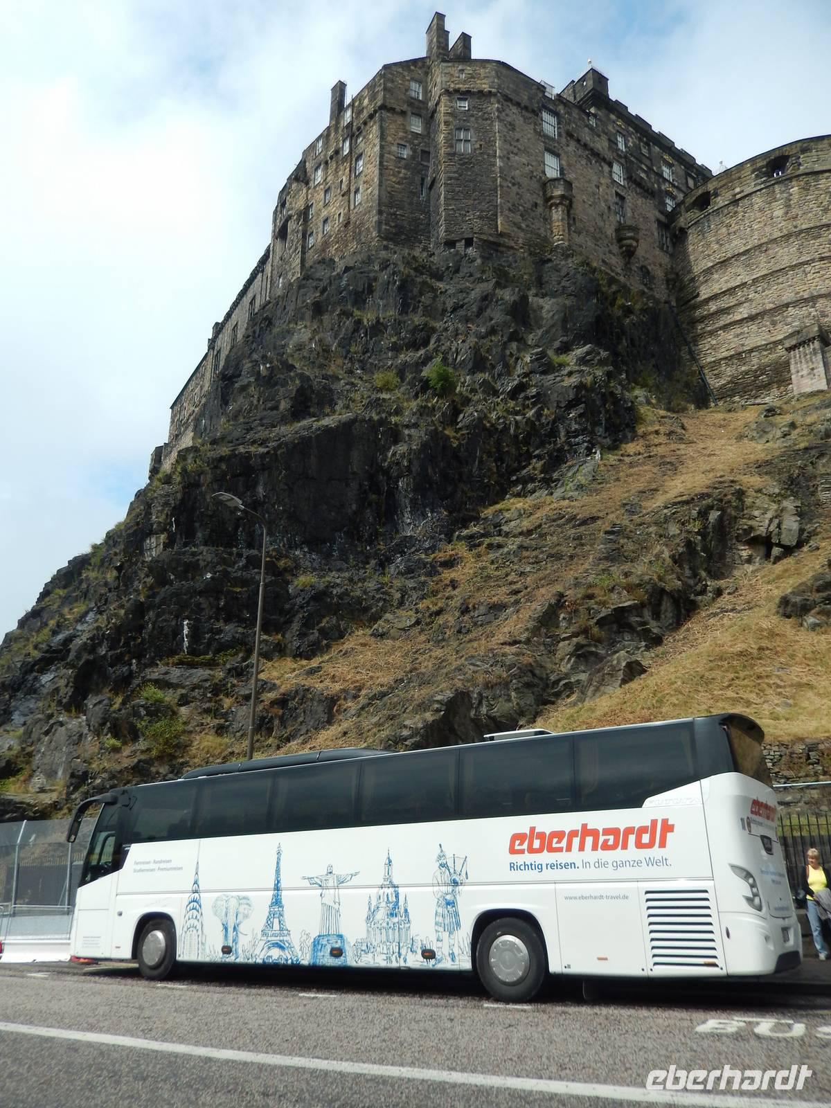 Bus im Schatten des Castle