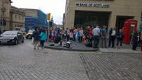 Musik vor der Bank in Edinburgh
