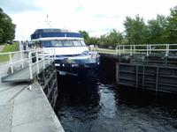 Ein Schiff fährt die Treppen Neptuns herunter