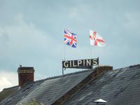 Britische und nordirische Flagge vereint nahe des Hotels