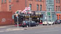 Treu der Krone von England... auch bei der Stadtrundfahrt durch Belfast