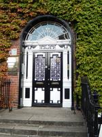 Einzige zweiflügelige Tür in Dublin - weil ein König sie durchschreiten sollte.