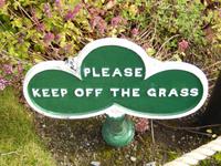 Nocht aufs Gras treten!