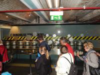 Vorbei an den vielen Fässern