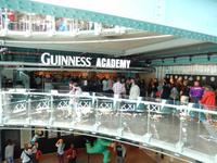 Ein Guinness zu zapfen, das muss man lernen!