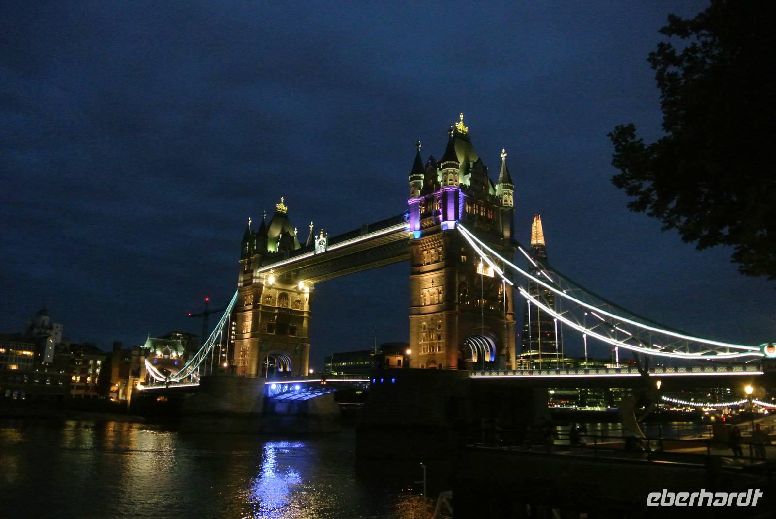 Tower Bridge bei Nacht