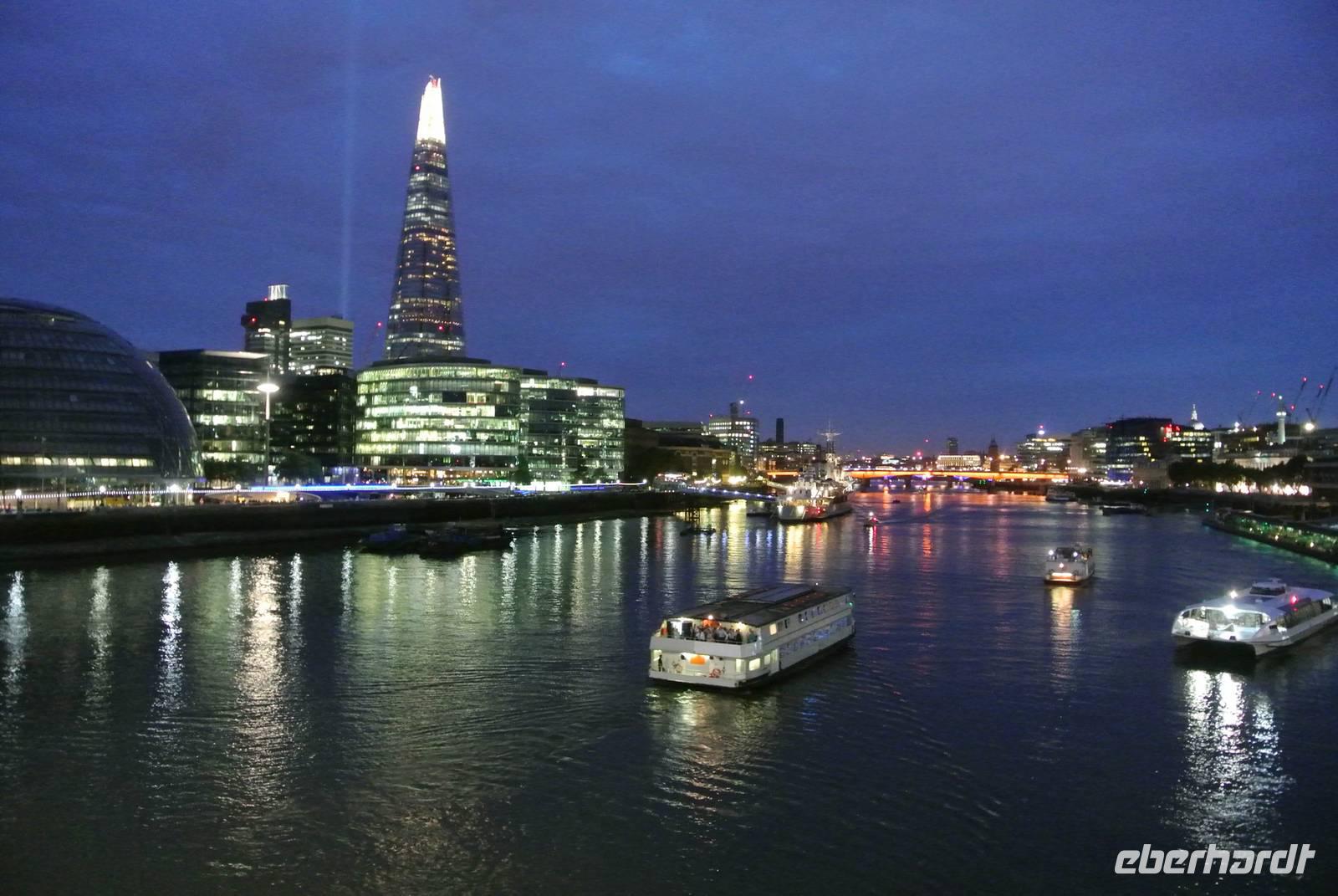 Themse in London bei Nacht