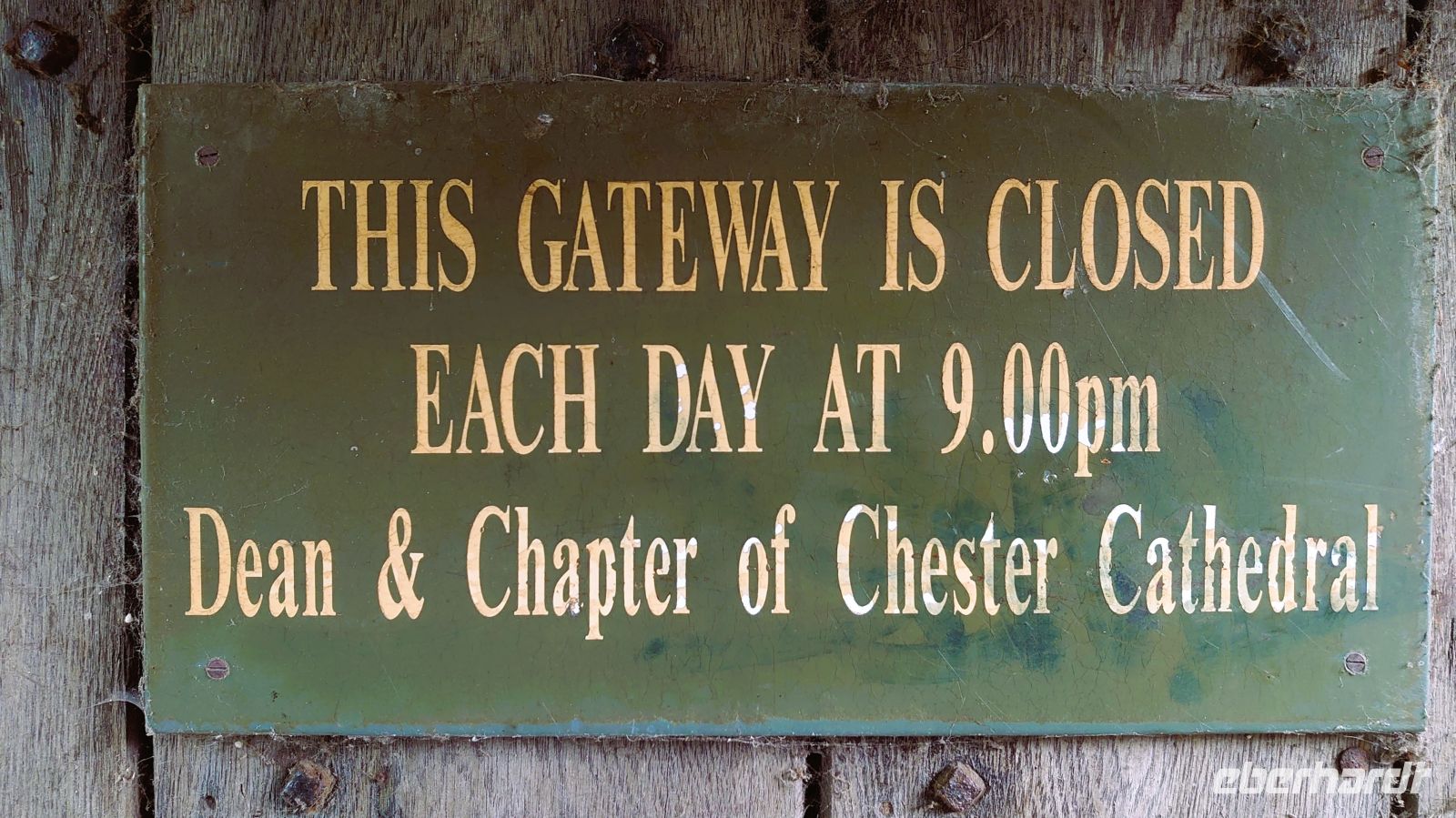 98 Der Durchgang durch die Stadtmauer wird jeden Abend verschlossen, Chester