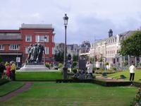 Die Bürger von Calais vor dem Rathaus
