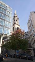 Alte Kirche zwischen modernen Gebäuden
