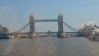 Auf der Themse auf die Tower Bridge zu