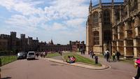Autos, Besucher, alte Steine in Windsor Castle