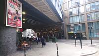 Bahn, Büro, Pub nahe des Tower ob London