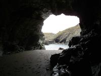 Blick aus Merlins Höhle unter Tintagel