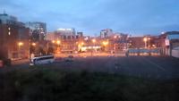 Blick aus dem Hotel zu unserem Bus und den Lichtern von Belfast