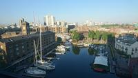 Blick vom Hotel ins St. Katherines Dock am Nachmittag