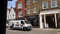 Brauereifahrzeug vor Coffeeshop in Eton