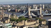 Die Tower bridge wird geöffnet 