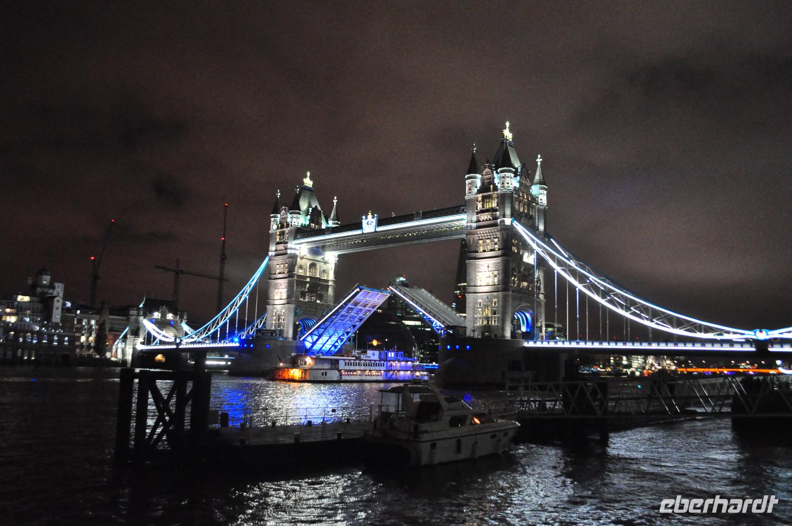 Die geöffnete Tower Bridge