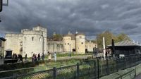 Dunkle Wolken über dem Tower of London 