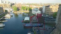 Ein Schiff fährt am Abend ins St. Katherine Dock in London ein